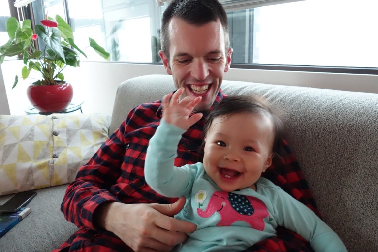 Momma's college pal, Patrick Terpstra, came to visit Seoul this week. Isa loves visitors.