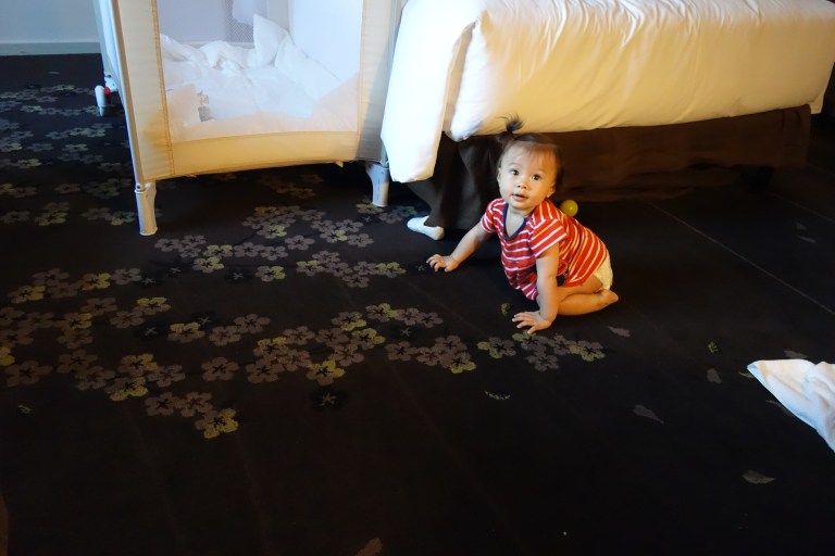 Crawlin' around the hotel room. We stayed near Shinagawa station this time.